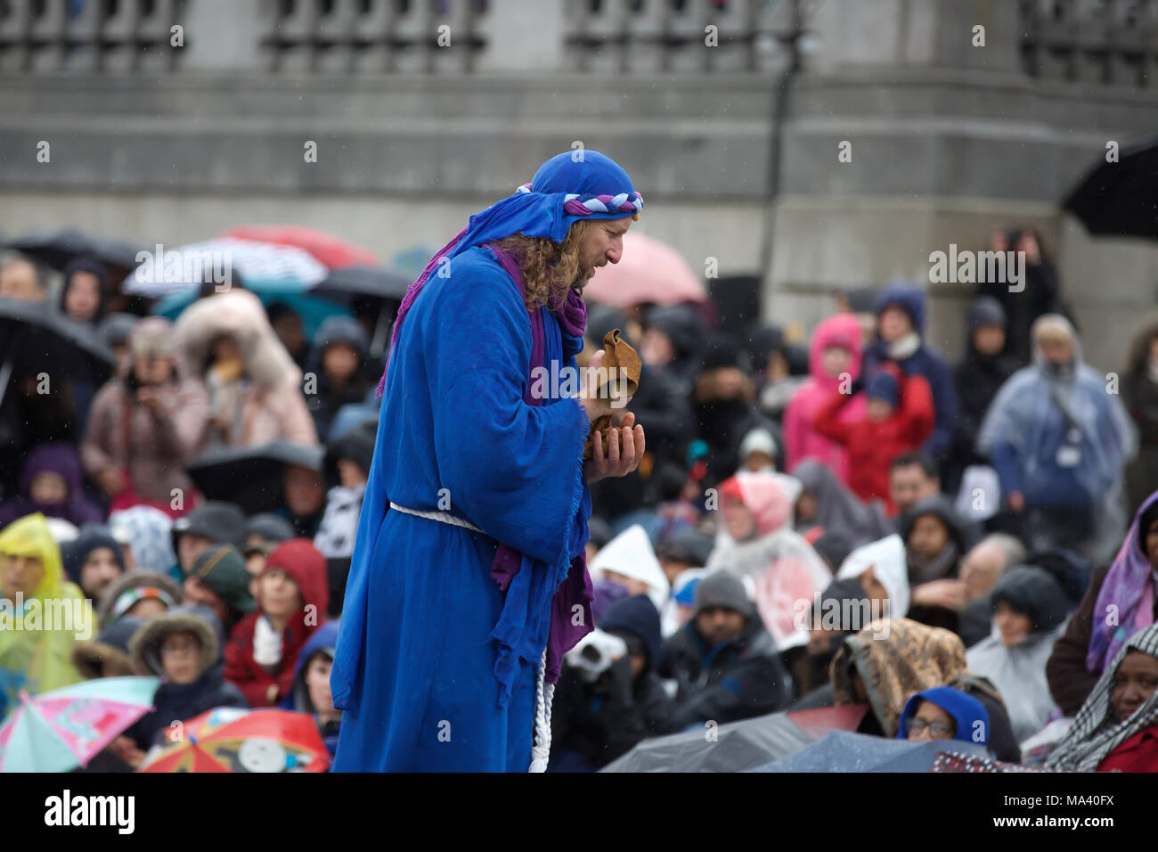 London, UK, 30. März 2018, die Passion Jesu fand in Trafalgar Square. Jetzt im 9. Jahr es ist eine kostenlose Leistung mit über 100 Akteure und Freiwilligen aus der Wintershall Spieler die an dem Tag, an dem Jesus geglaubt wird verhaftet und gekreuzigt. © Keith Larby/Alamy leben Nachrichten Stockfoto