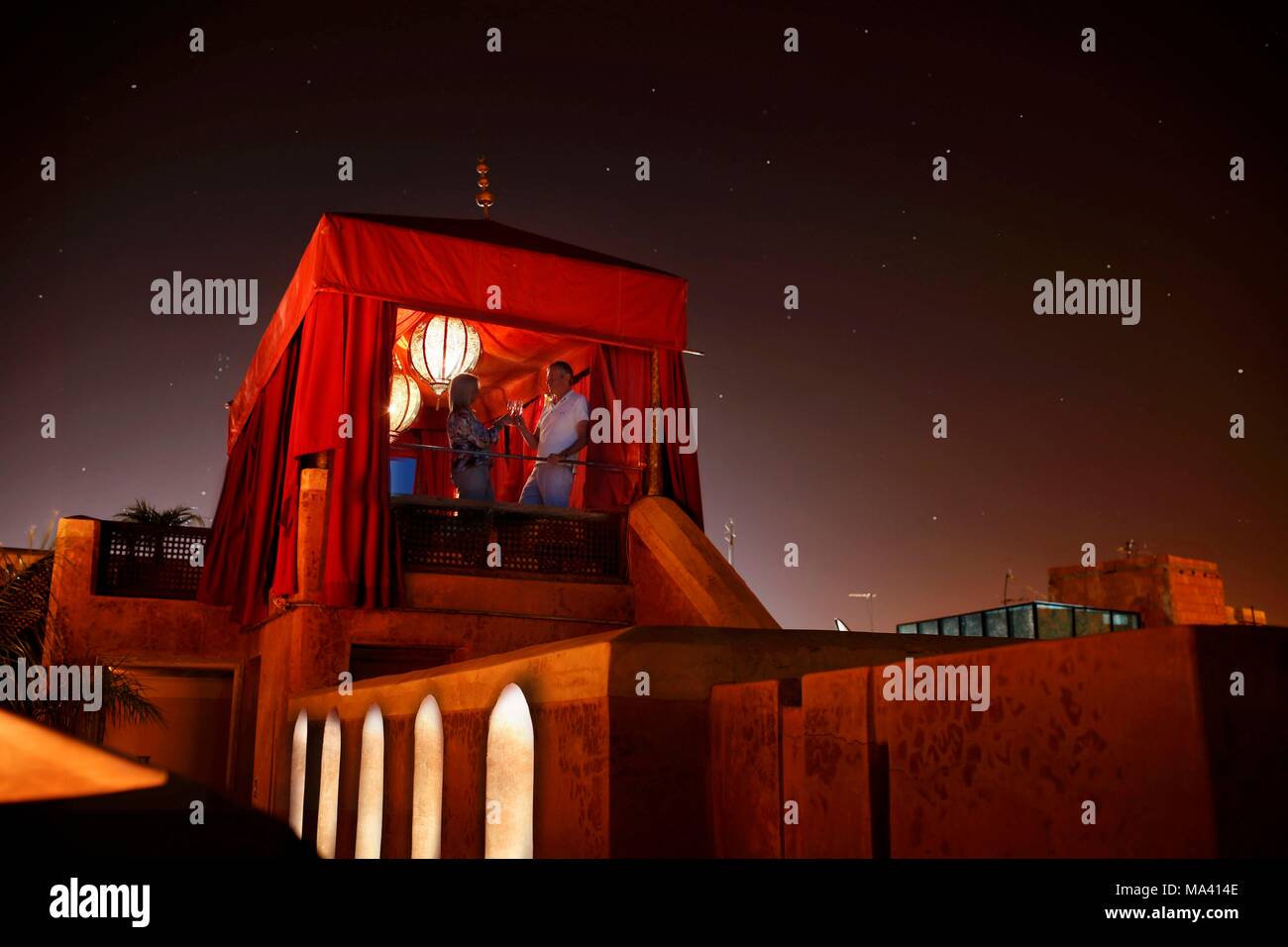 Ein Paar auf der Dachterrasse des Riad AnaYela Hotels (Marrakesch, Marokko) Stockfoto