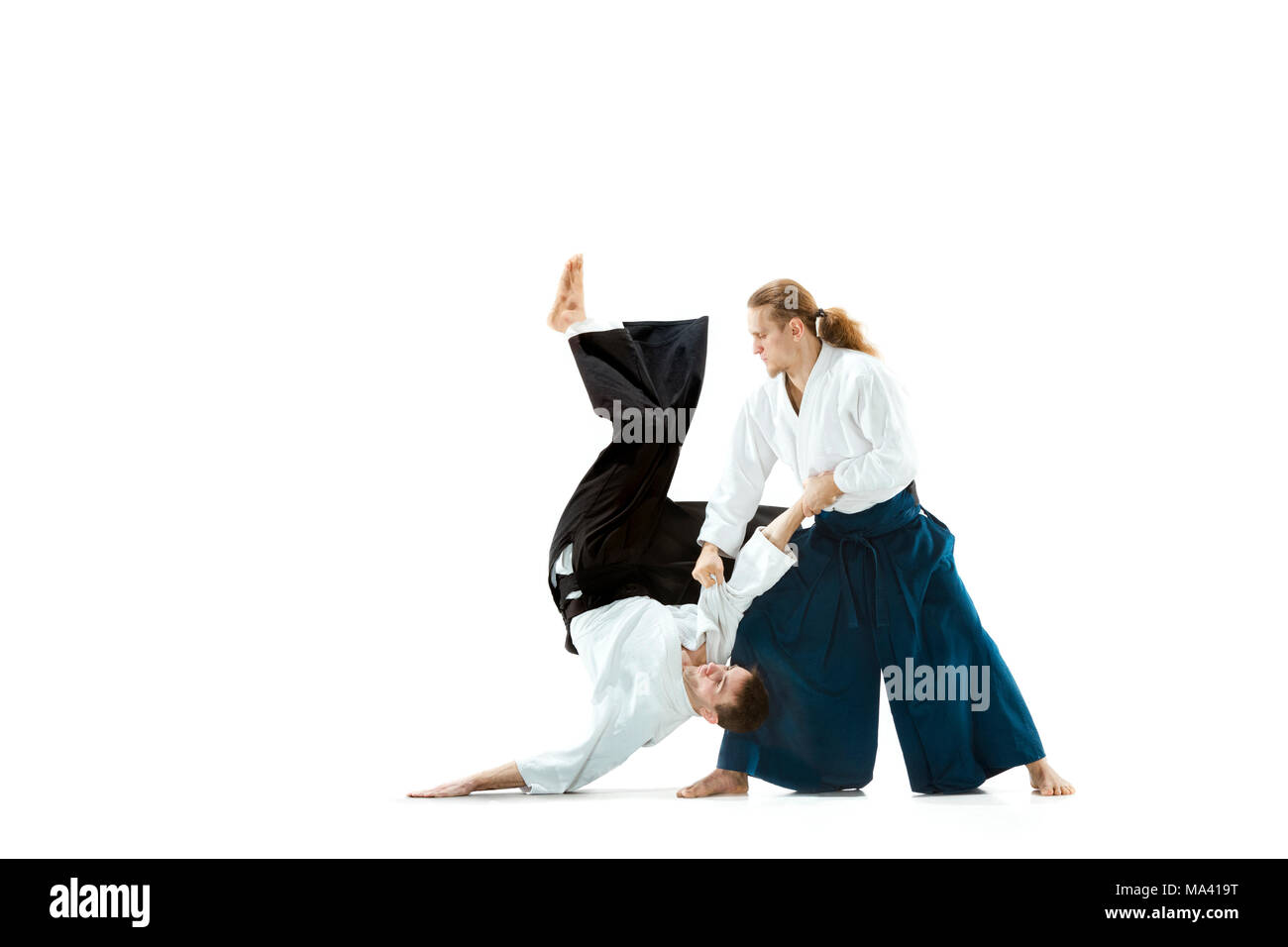 Die zwei Männer kämpfen am Aikido Training in Martial Arts School Stockfoto