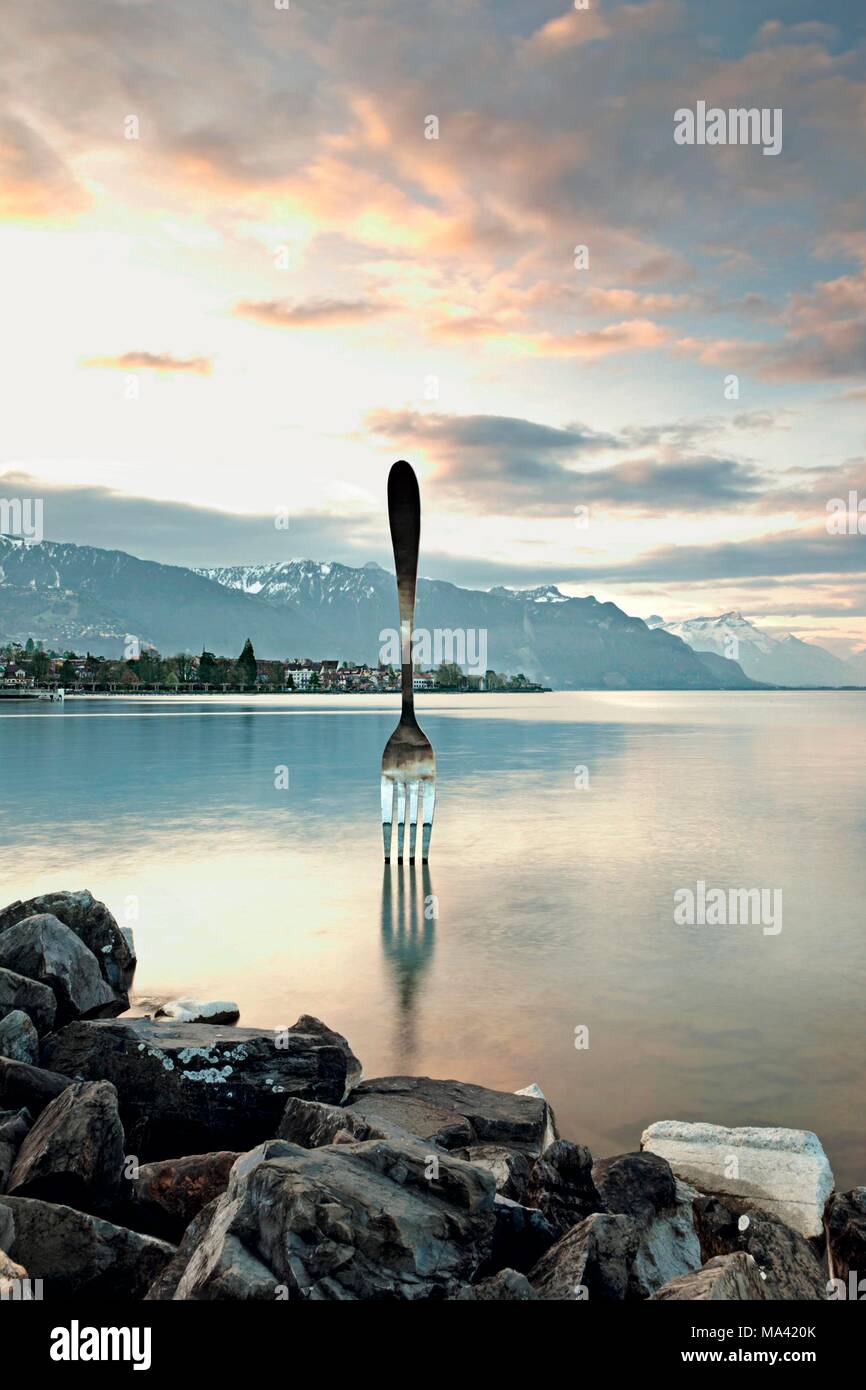 Eine Gabel in den Genfer See in Vevey, eine Skulptur des Schweizer Künstlers Jean-Pierre Zaugg, Schweiz Stockfoto