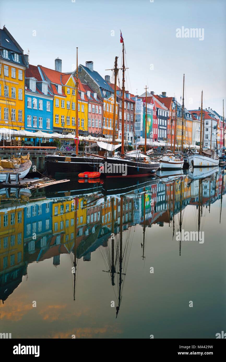 Eine Reihe von bunten Häusern entlang der Hafenviertel Nyhavn in Kopenhagen, Dänemark. Stockfoto