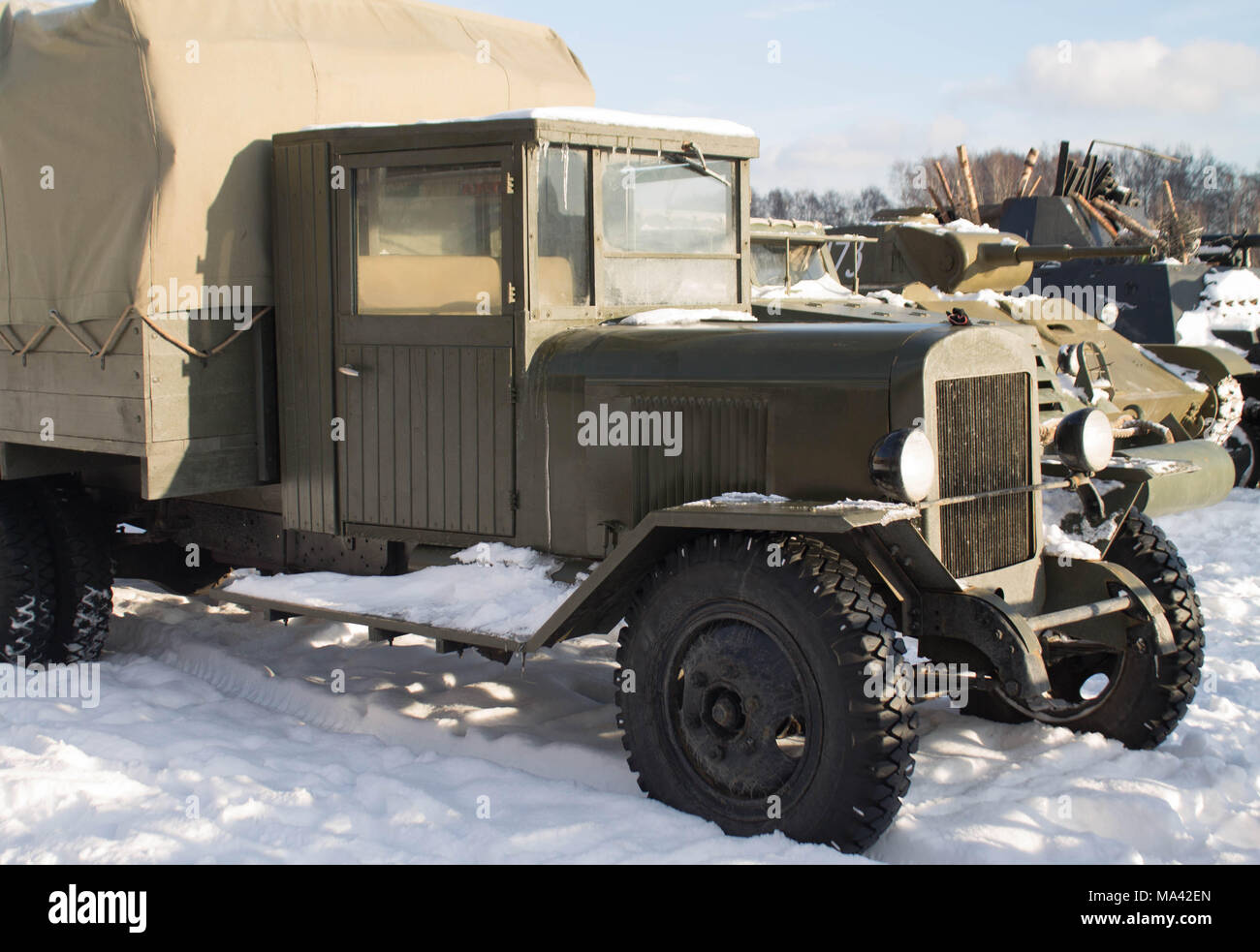 Jahrgang alte Lkw auf Schnee im Winter Stockfoto