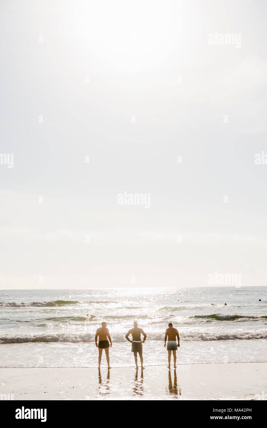 Männer am strand Fotos und Bildmaterial in hoher Auflösung Alamy