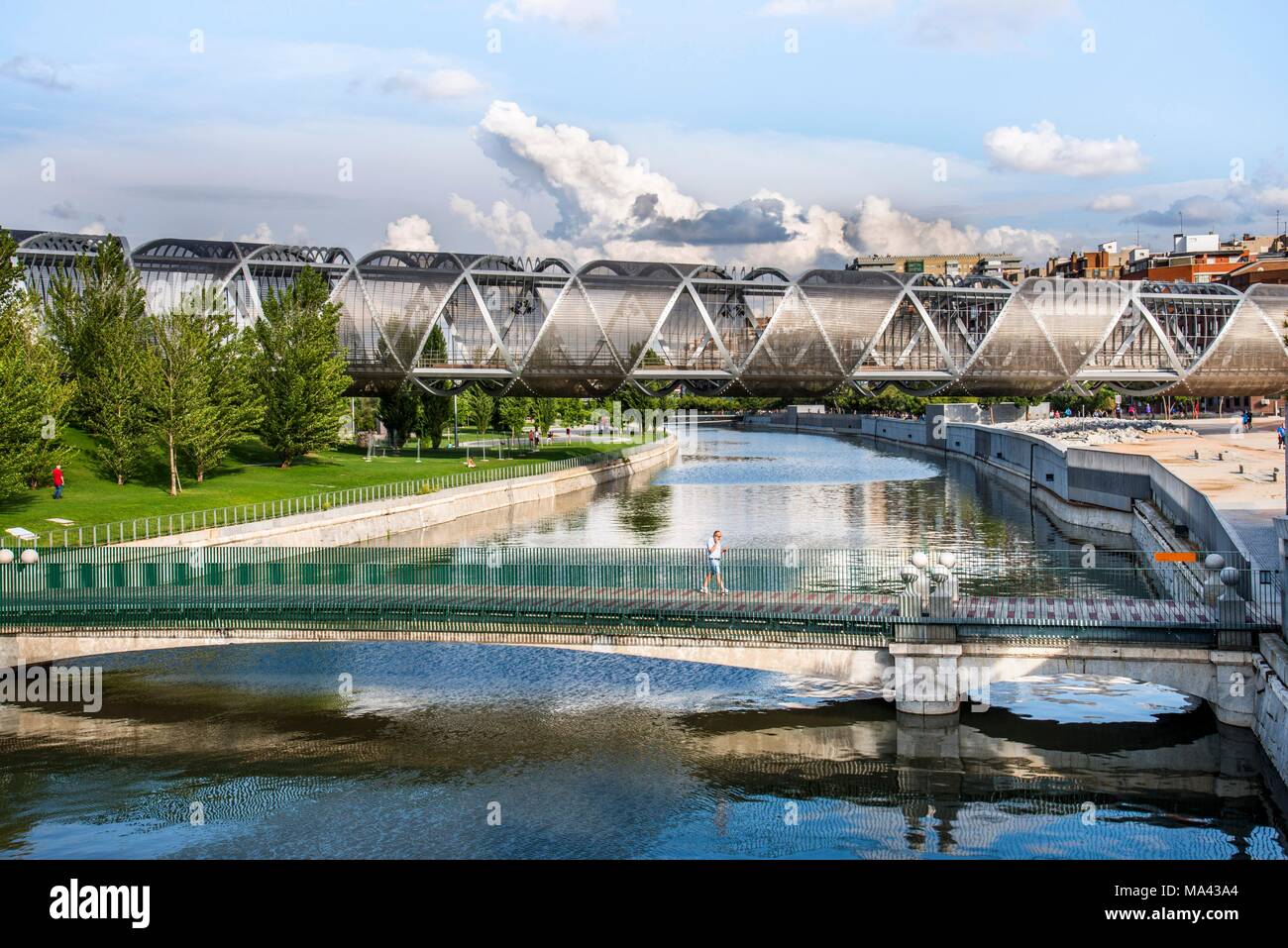 Das Hotel Pasarela de la Arganzuela Brücke und die Madrid Rio Park in Madrid, Spanien Stockfoto