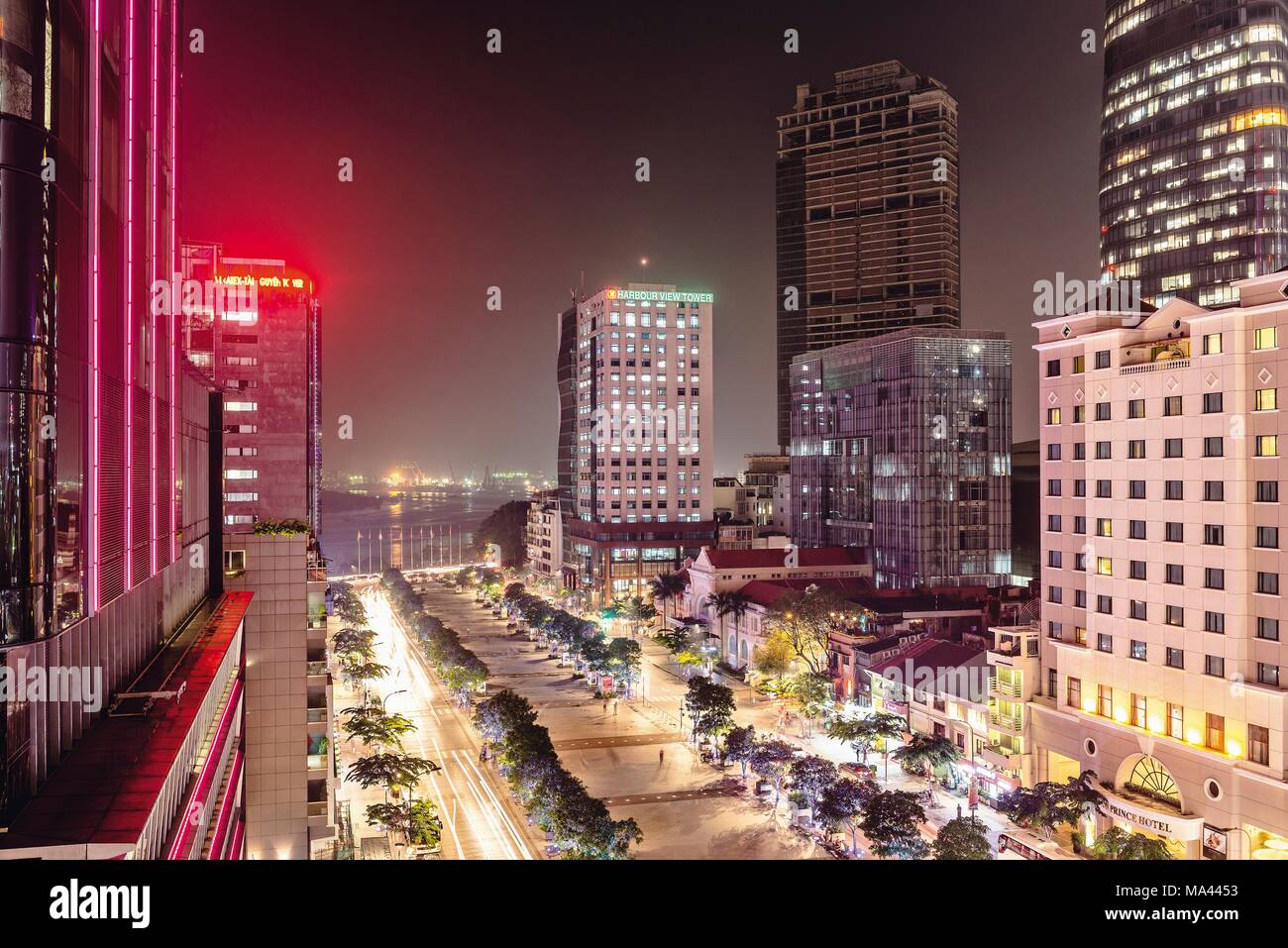 Die Nguyen Hue Promenade mit unfertigen Gebäude im Hintergrund, Ho Chi Minh City, Vietnam Stockfoto