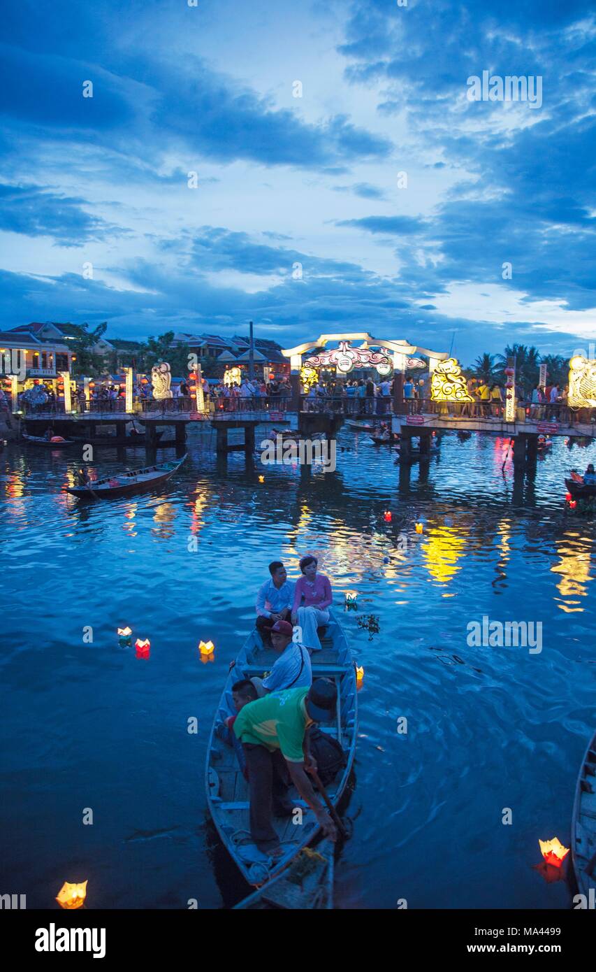 Laternenfest bei Vollmond mit Kerzen auf dem Thu Bon Fluss in Hoi An, Vietnam Stockfoto