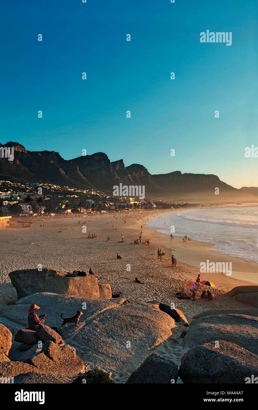 Einen Strand an der Atlantikküste in Camps Bay, Kapstadt, Südafrika Stockfoto