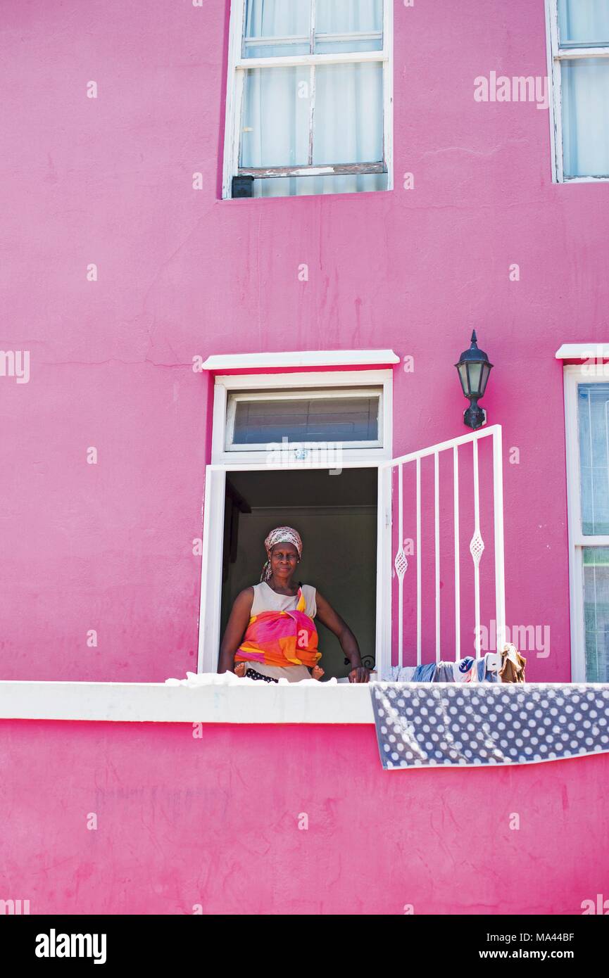 Ein Bewohner der bunten Häuser in Bo-Kaap, Kapstadt, Südafrika Stockfoto