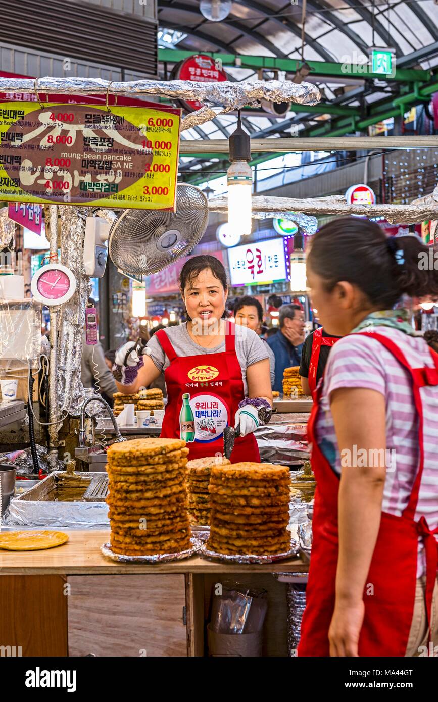 Einen Snack auf gwangjang Markt in Seoul, Südkorea Stockfoto