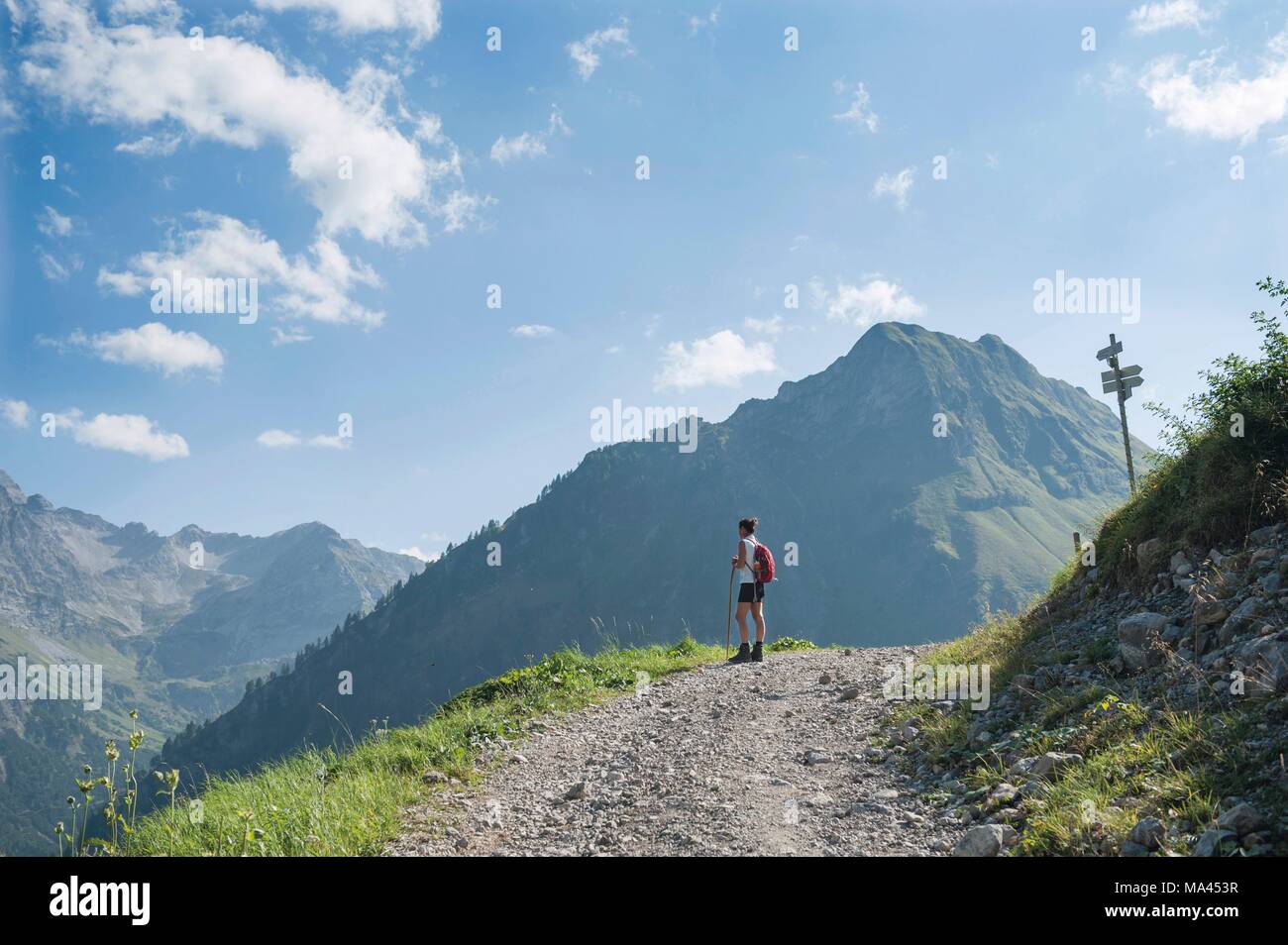 Wandern vom Schwarzenberg Hütte in der Nähe von Bad Hindelang zu den Engeratsgundsee See in Bayern, Allgäu, Deutschland Stockfoto