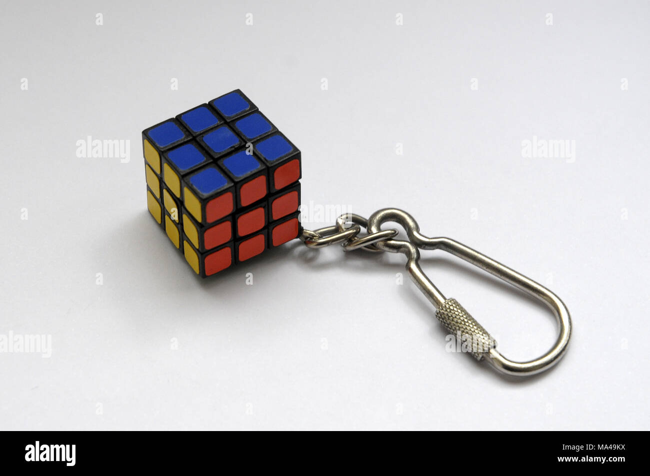 Schlüsselanhänger Rubik's Cube ist ein 3-D-Kombination Puzzle 1974 von ungarischen Bildhauer und Professor der Architektur Ernő Rubik erfunden. Stockfoto