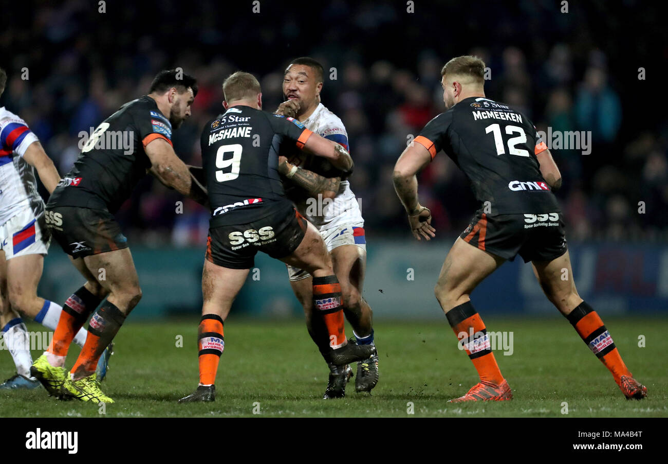 Wakefield Trinity Tinirau Arona Befugnisse in die castleford Verteidigung während der Super League Spiel im Belle Vue, Wakefield. Stockfoto