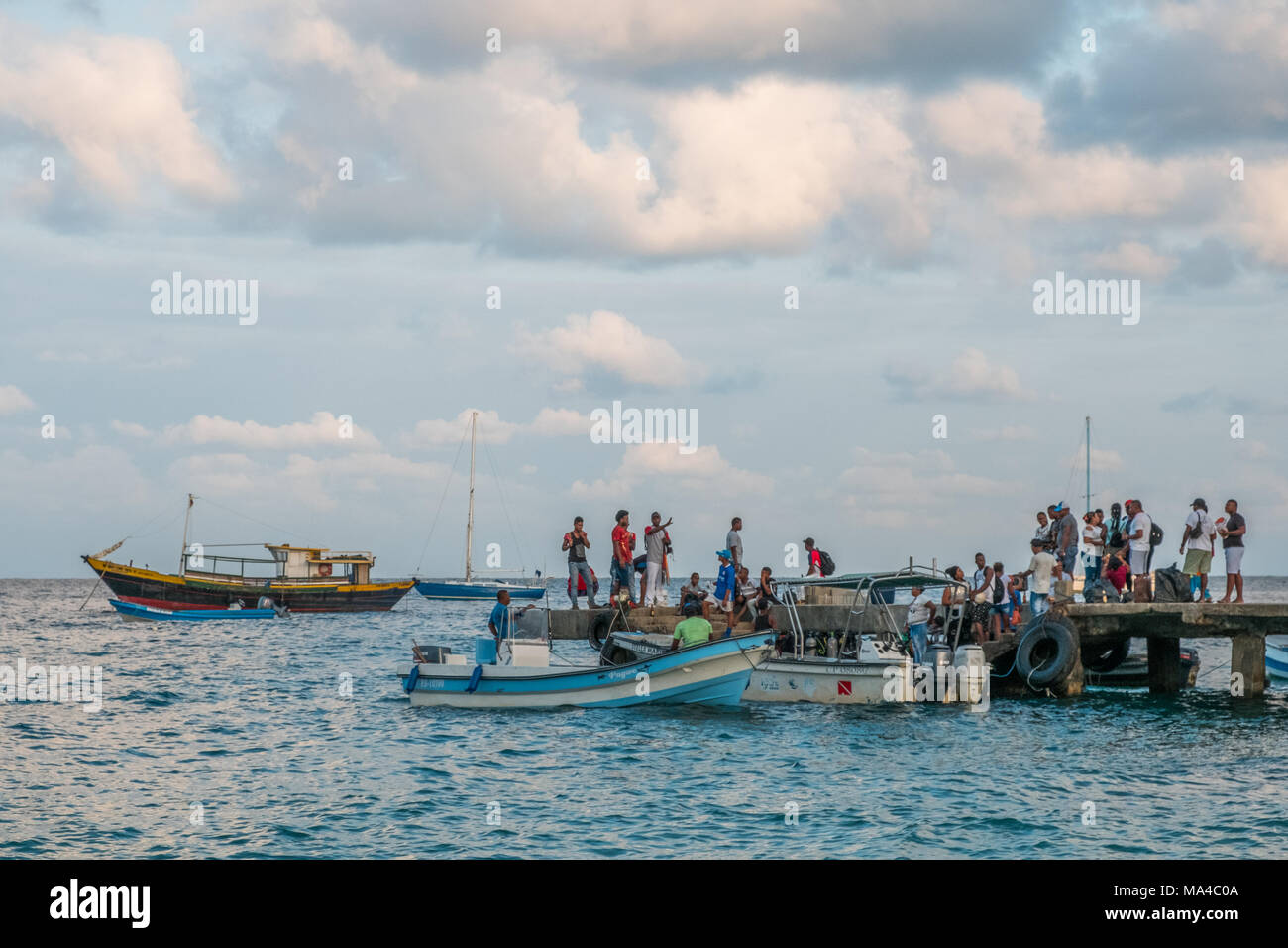 Capurgana, Kolumbien - Februar 2018: Boote und Menschen am Hafen von Capurgana, Kolumbien nahe der Grenze zu Panama. Stockfoto
