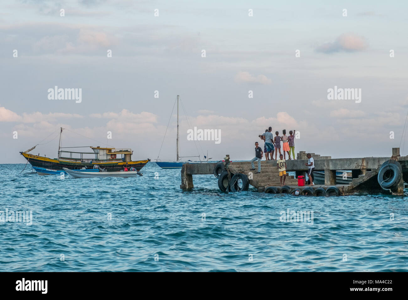 Capurgana, Kolumbien - Februar 2018: Boote und Menschen am Hafen von Capurgana, Kolumbien nahe der Grenze zu Panama. Stockfoto