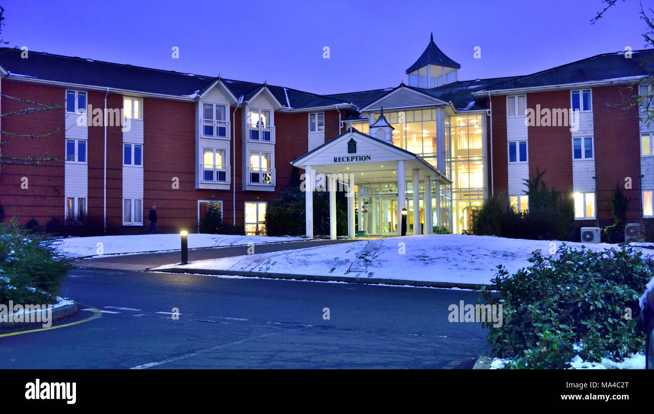 Direkt vor dem Eingang zur Rezeption in der frühen Abend mit Schnee auf dem Boden, Arden Hotel and Leisure Club in Solihull, Birmingham, Großbritannien Stockfoto