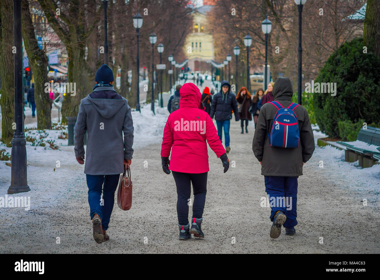 OSLO, Norwegen - 8. MÄRZ 2017: Im Freien von Menschen zu Fuß an Vigeland Park, warme Kleidung tragen auf einer luftigen Wintertag, in Oslo, Norwegen. Stockfoto