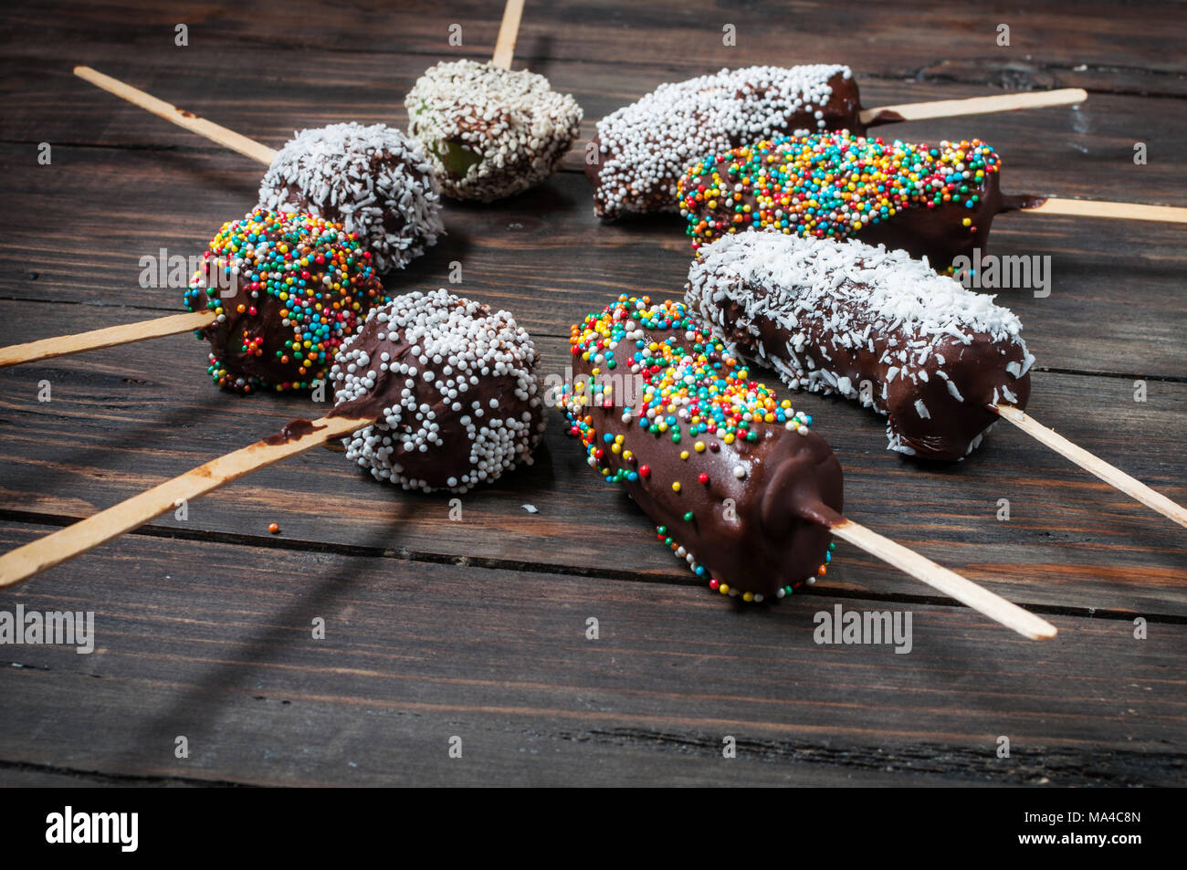 Chocobanana - traditionelle Dessert in Guatemala gefrorene Banane eingetaucht in die heiße Schokolade. Stockfoto