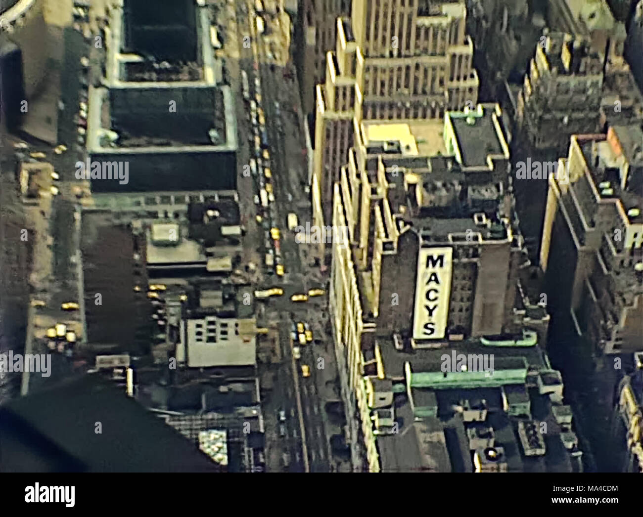 New York, Vereinigte Staaten von Amerika - ca. 1981: Archiv Luftbild von der Oberseite des Empire State Building. Macy's Building, Rockefeller Center, Central Park und die George Washington Bridge. Stockfoto