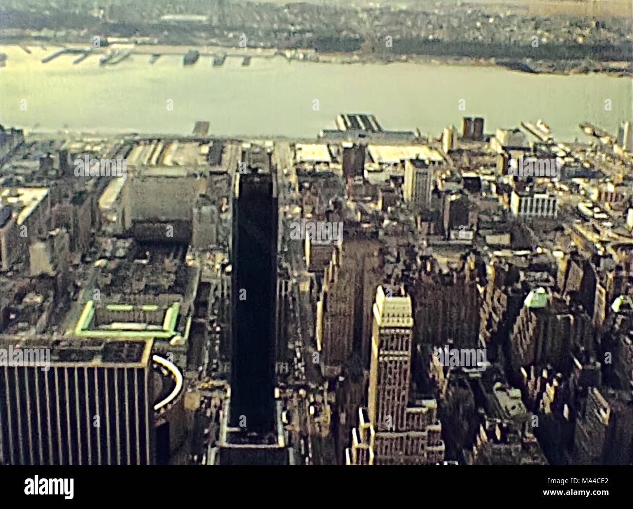 New York, Vereinigte Staaten von Amerika - ca. 1981: Archiv Luftbild von der Oberseite des Empire State Building. Macy's Building, Rockefeller Center, Central Park und die George Washington Bridge. Stockfoto