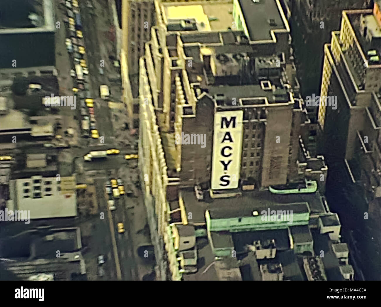 New York, Vereinigte Staaten von Amerika - ca. 1981: Archiv Luftbild von der Oberseite des Empire State Building. Macy's Building, Rockefeller Center, Central Park und die George Washington Bridge. Stockfoto