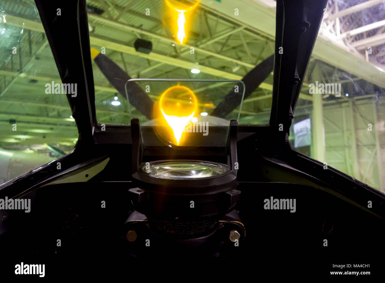 Das Cockpit eines Mark IX Spitfire zeigt die Waffe Fadenkreuz beleuchtet und das Armaturenbrett Stockfoto