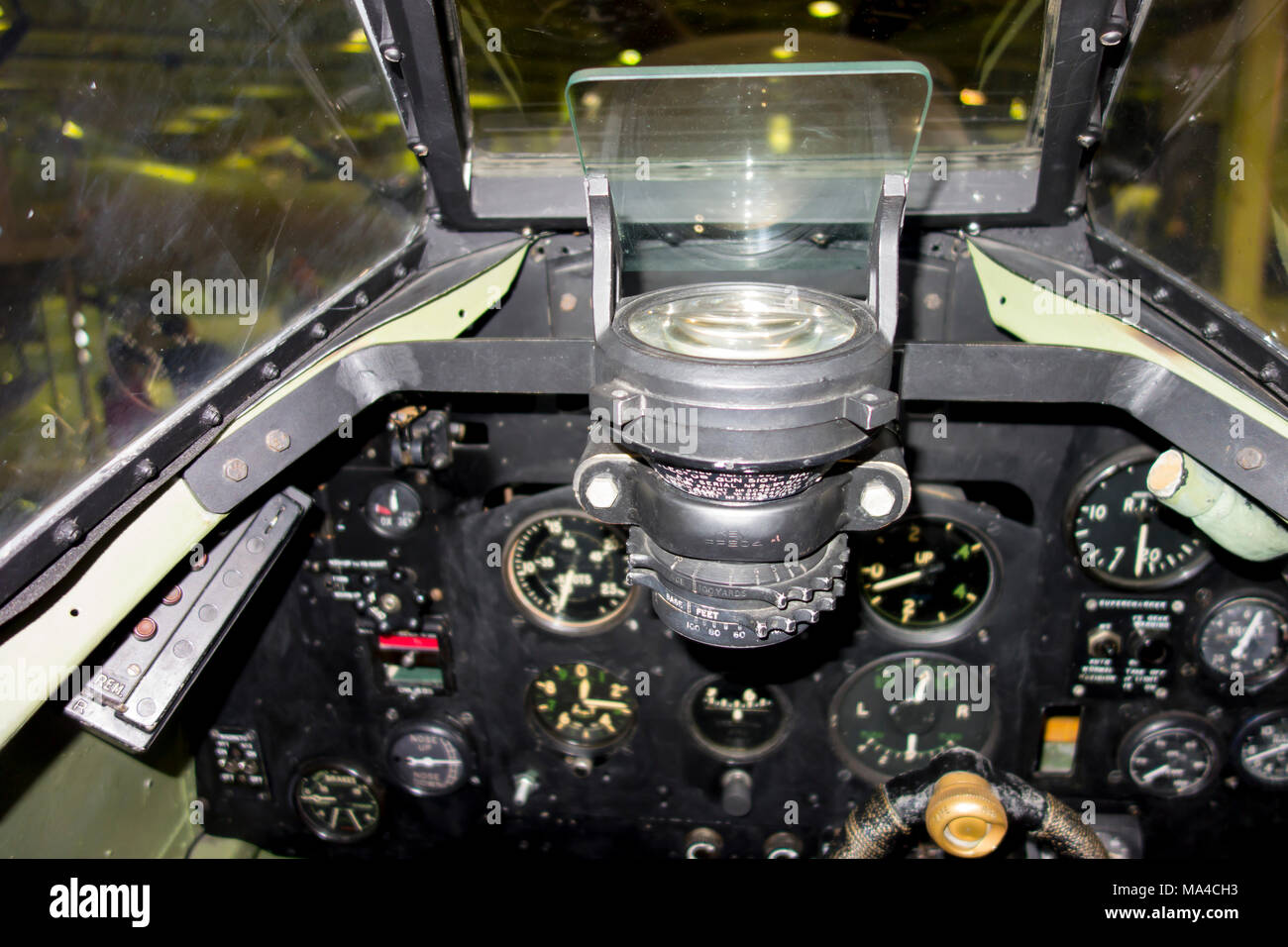 Das Cockpit eines Mark IX Spitfire zeigt die Waffe Fadenkreuz und dem Armaturenbrett Stockfoto