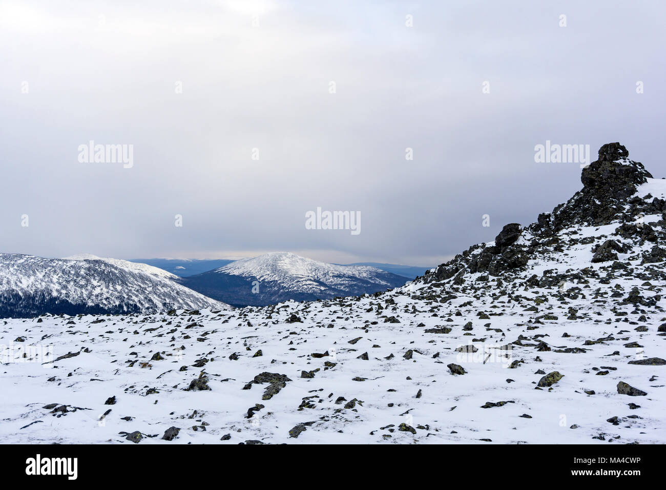 Alpine Landschaft des Ural Bereich im Norden des Gebiets Swerdlowsk Region im Winter Stockfoto