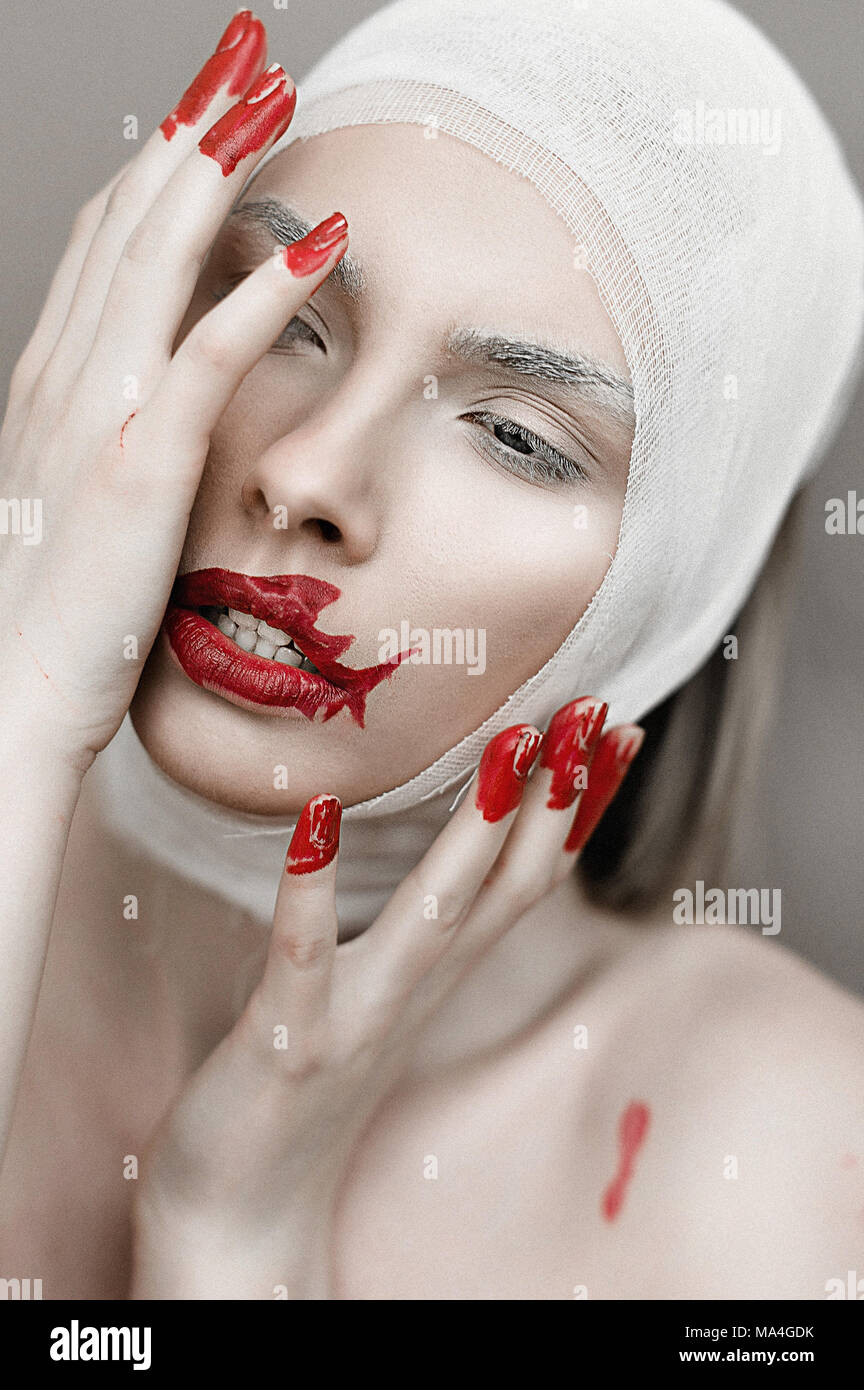Mädchen mit blutigen Fingern und Shark Lippen. Halloween Horror Konzept. Verrauschtes Bild. Korn Textur wird hinzugefügt Stockfoto