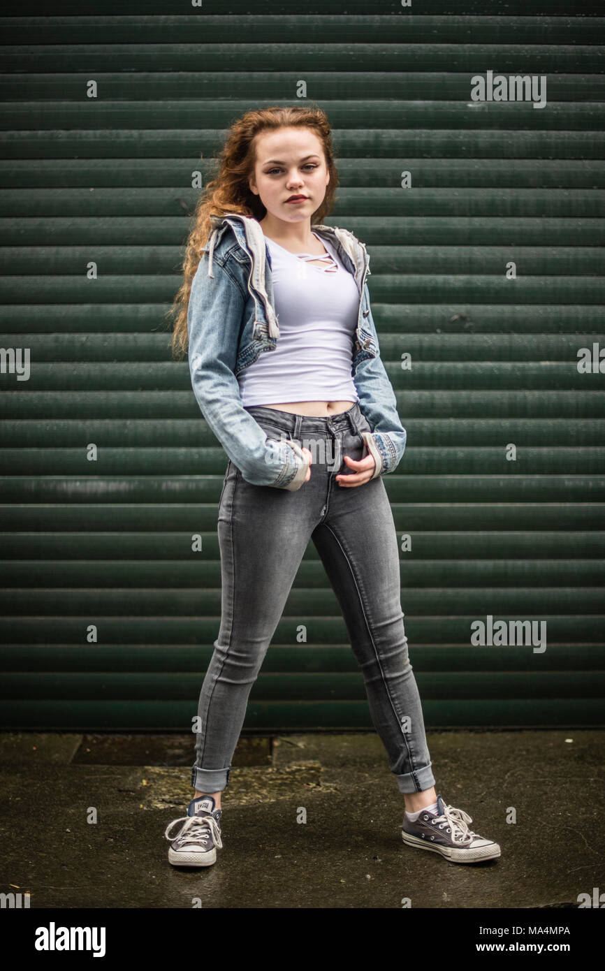 Mädchen Banden In Großbritannien Eine Volle Länge Bild Eines Moody Zu