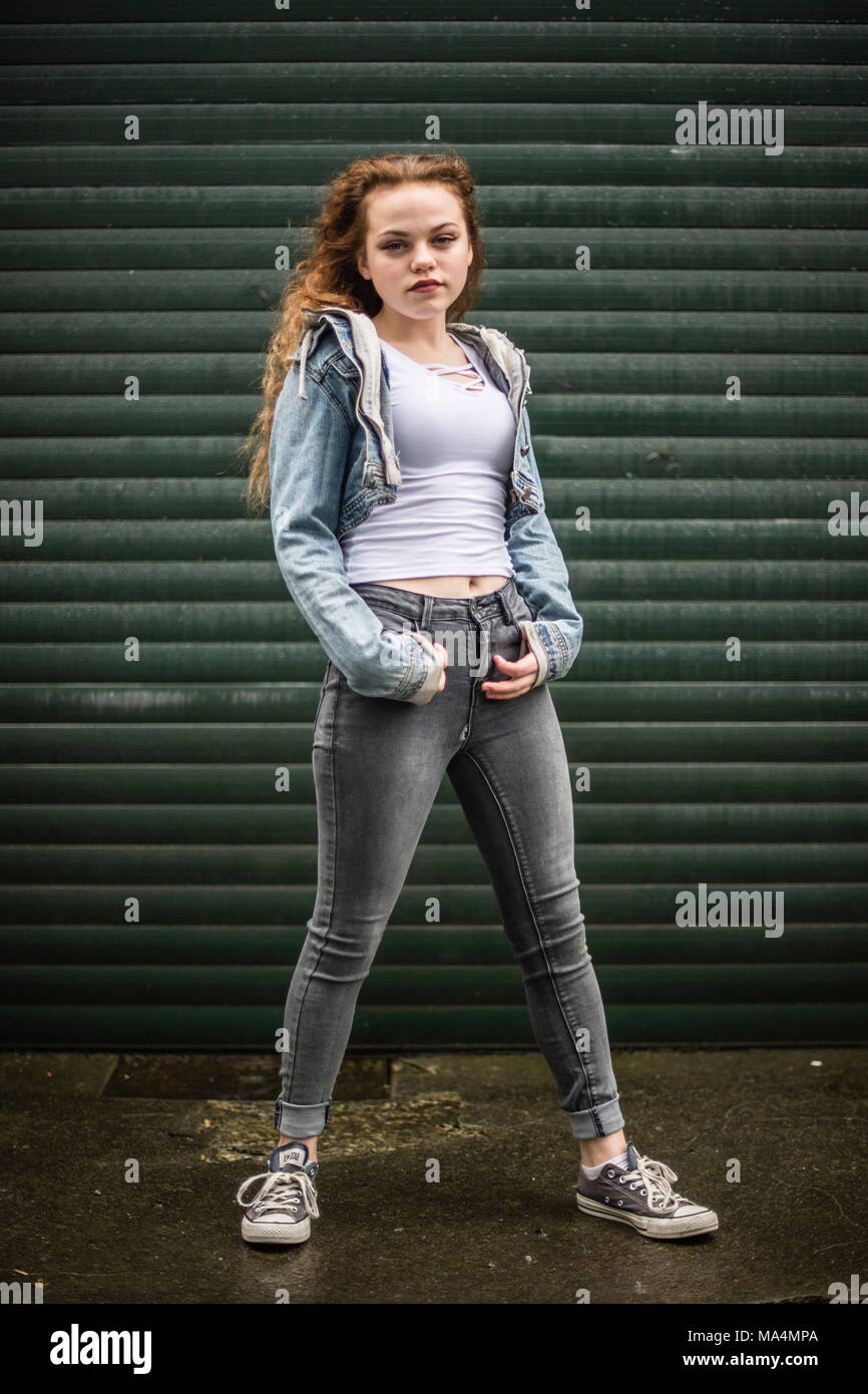 Mädchen Banden in Großbritannien: Eine volle Länge Bild eines Moody zu