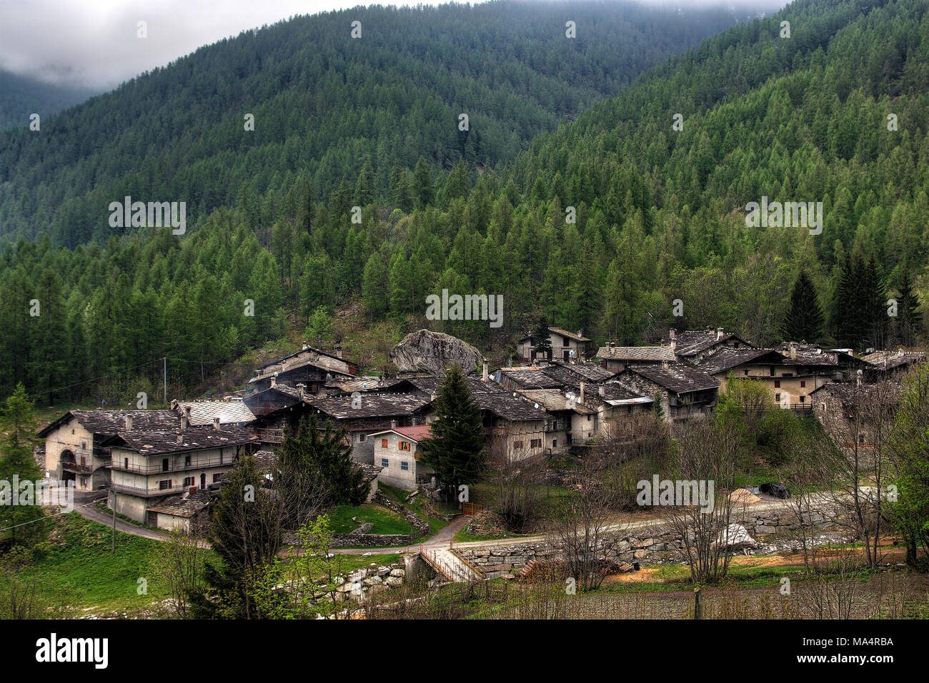 Die Gemeinde Fontanile (Gemeinde von bellino), auf 1480 m ü.M., im oberen Tal Varaita, mit seinen Häusern mit Steinplatte Dächern. Piemont, Italien. Stockfoto