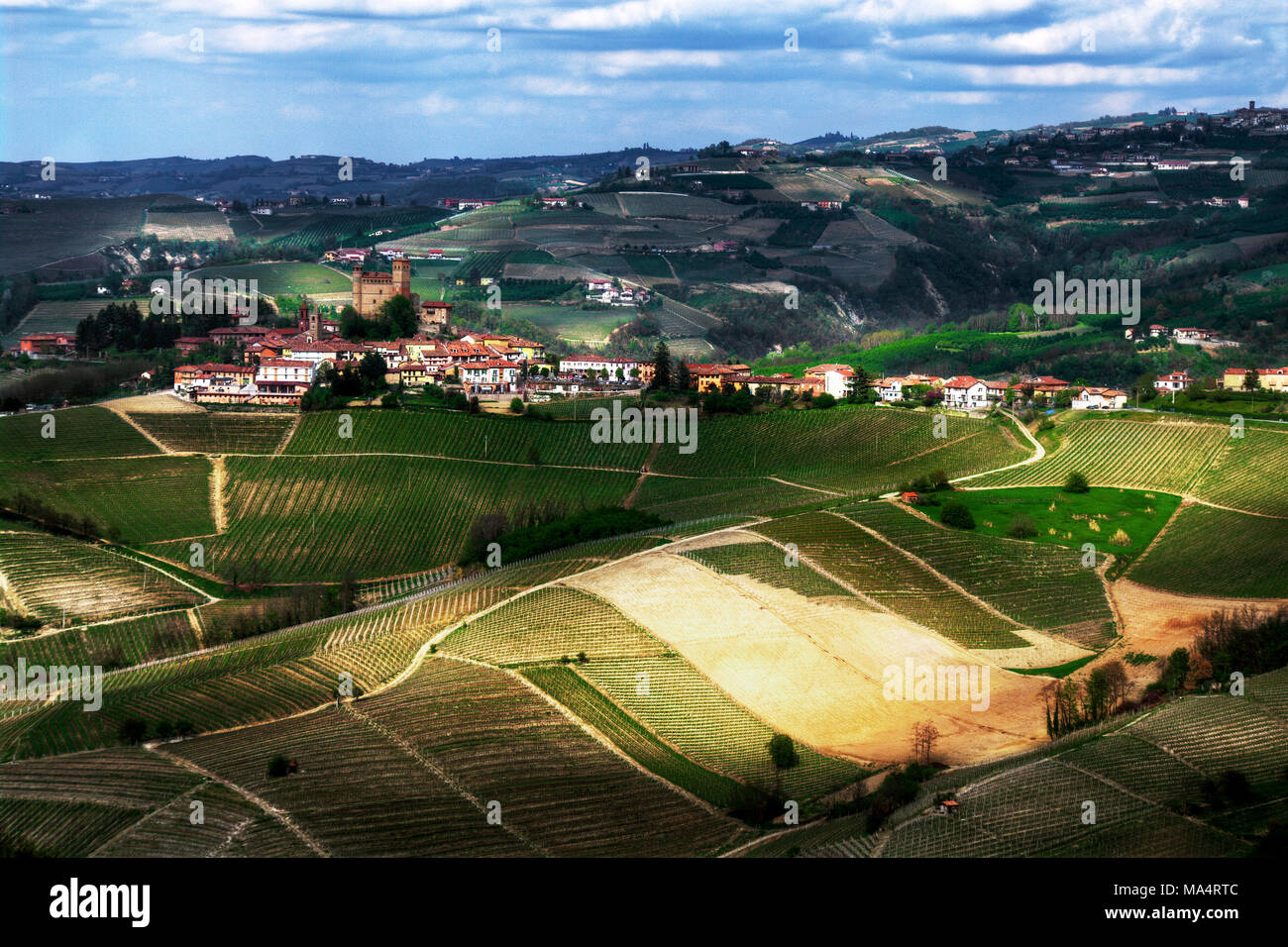 Das Dorf Serralunga d'Alba, mit der eindrucksvollen Burg, in der Produktion, der "König der Weine", dem Barolo. UNESCO-Weltkulturerbe. Stockfoto