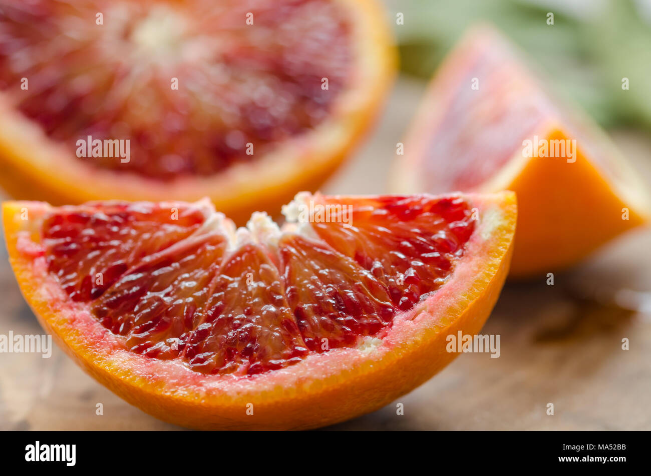 In Scheiben geschnittene Orangen auf dem Holztisch. Citrus sinensis orange Stockfoto