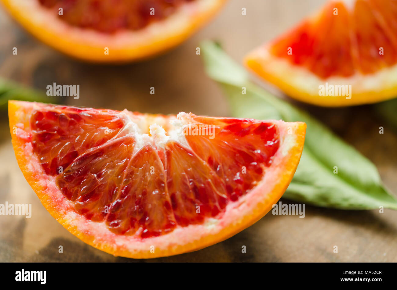 In Scheiben geschnittene Orangen auf dem Holztisch. Citrus sinensis orange Stockfoto