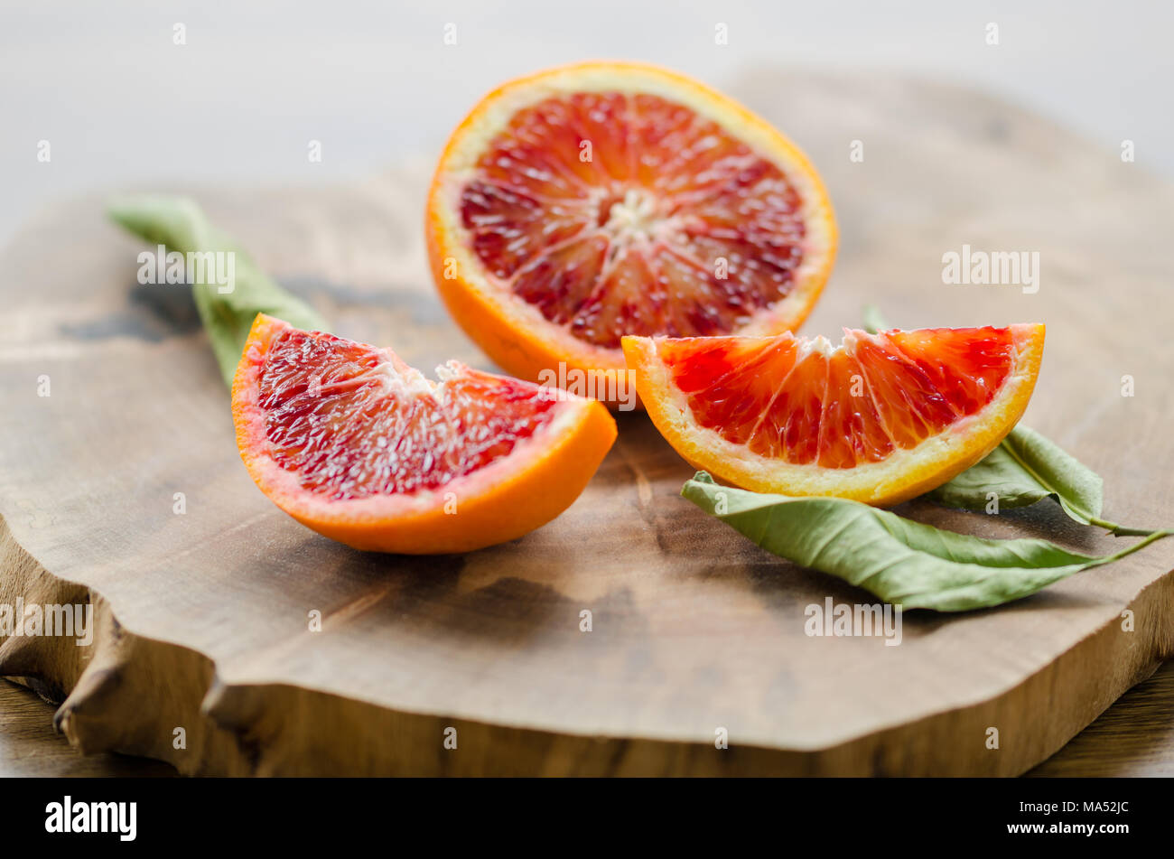 In Scheiben geschnittene Orangen auf dem Holztisch. Citrus sinensis, orange Stockfoto