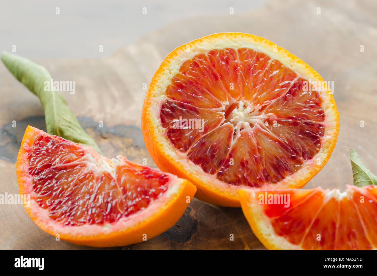 In Scheiben geschnittene Orangen auf dem Holztisch. Citrus sinensis orange Stockfoto