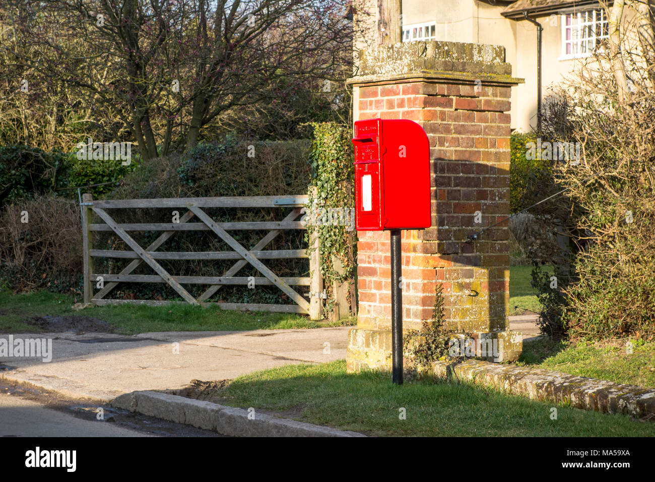 Englisches Dorf roten Briefkasten, Hexton, Hertfordshire, Großbritannien Stockfoto