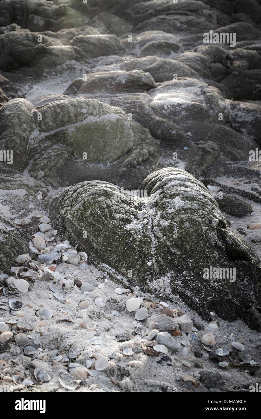 Herzförmigen Stein am Ufer Stockfoto