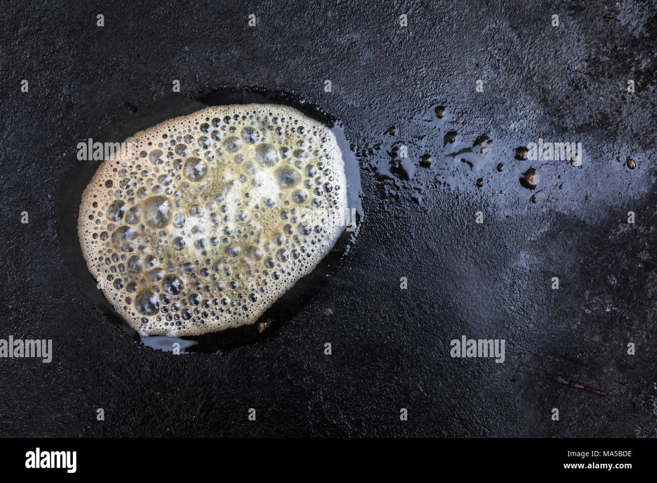 Geschmolzene Butter in eiserne Pfanne Stockfoto