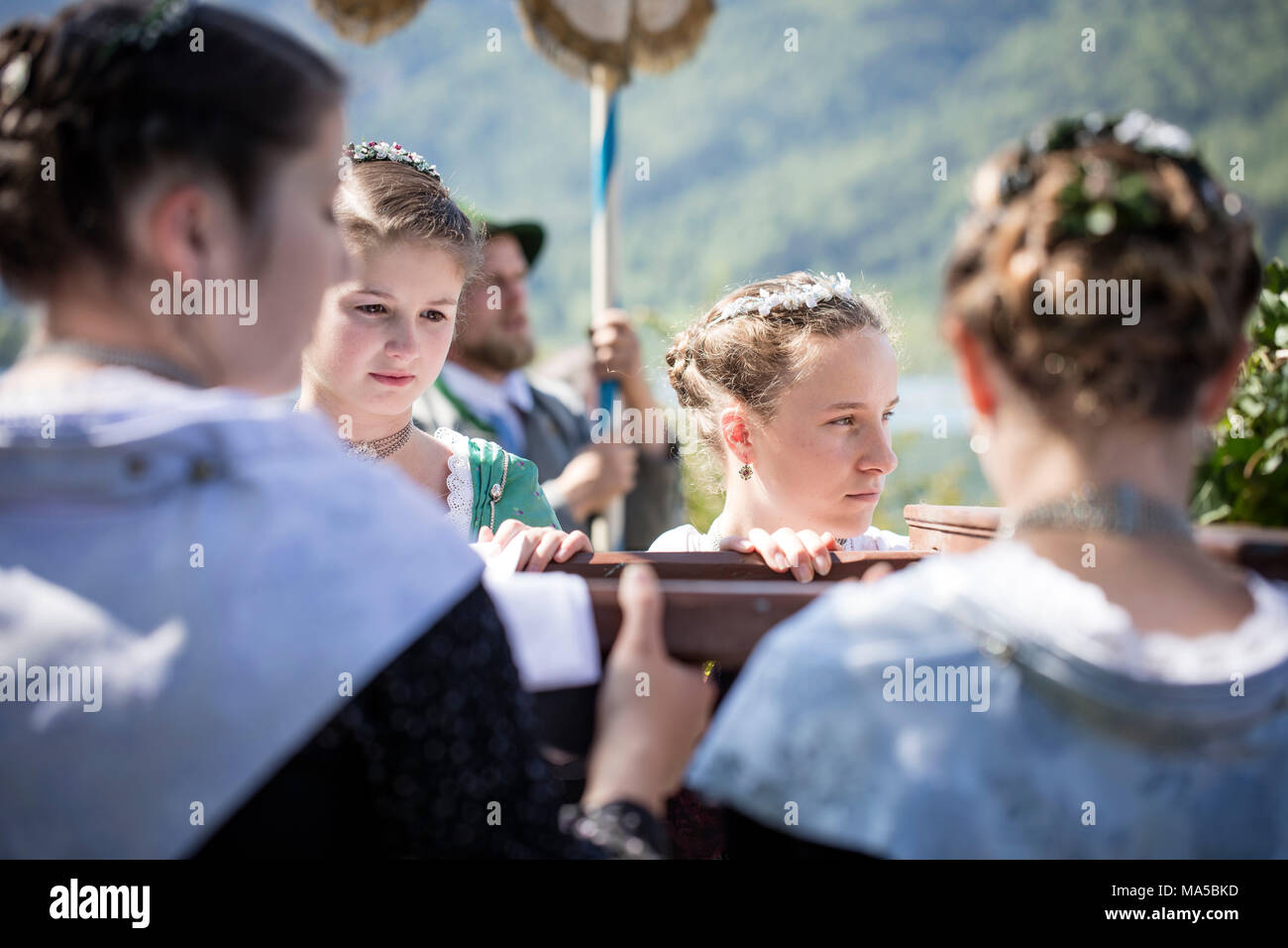 Junge weibliche Menschen in traditionellen Kostümen während der Fronleichnamsprozession in Schliersee Stockfoto