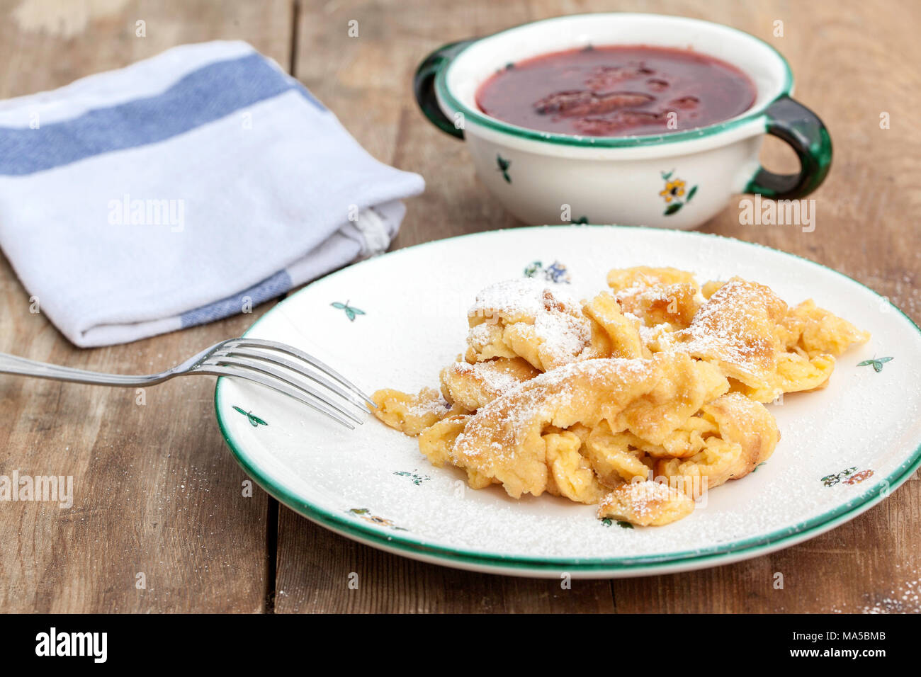 Kaiserschmarren mit zwetschgenröster -Fotos und -Bildmaterial in hoher ...