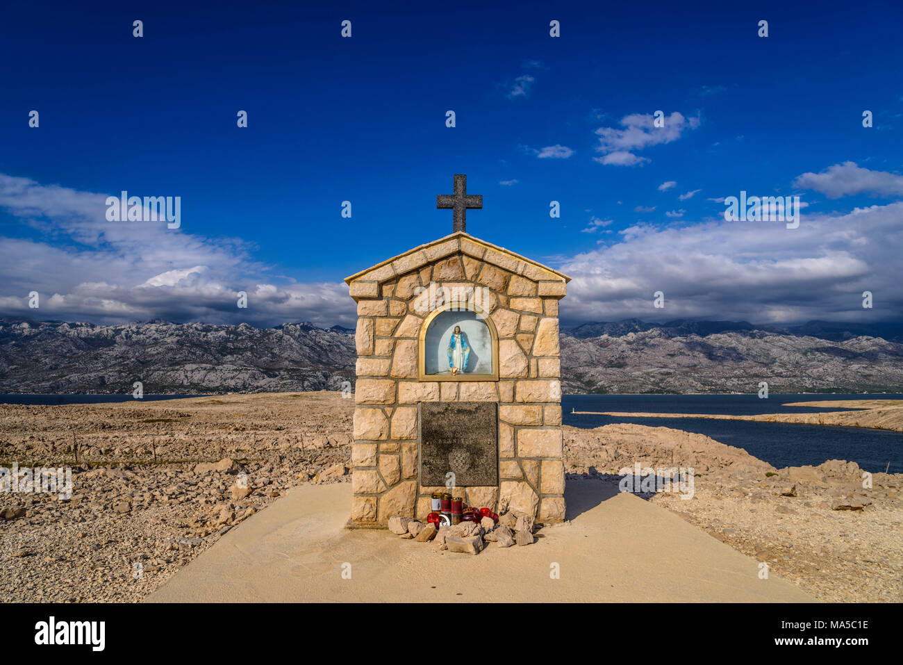 Kroatien, Dalmatien, Insel Pag, Mandre, Altar von Mary an der südlichen Spitze in Richtung Velebit Gebirge Stockfoto