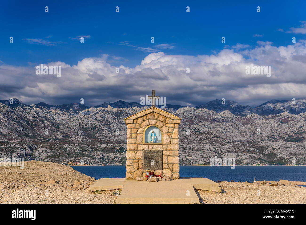 Kroatien, Dalmatien, Insel Pag, Mandre, Altar von Mary an der südlichen Spitze in Richtung Velebit Gebirge Stockfoto