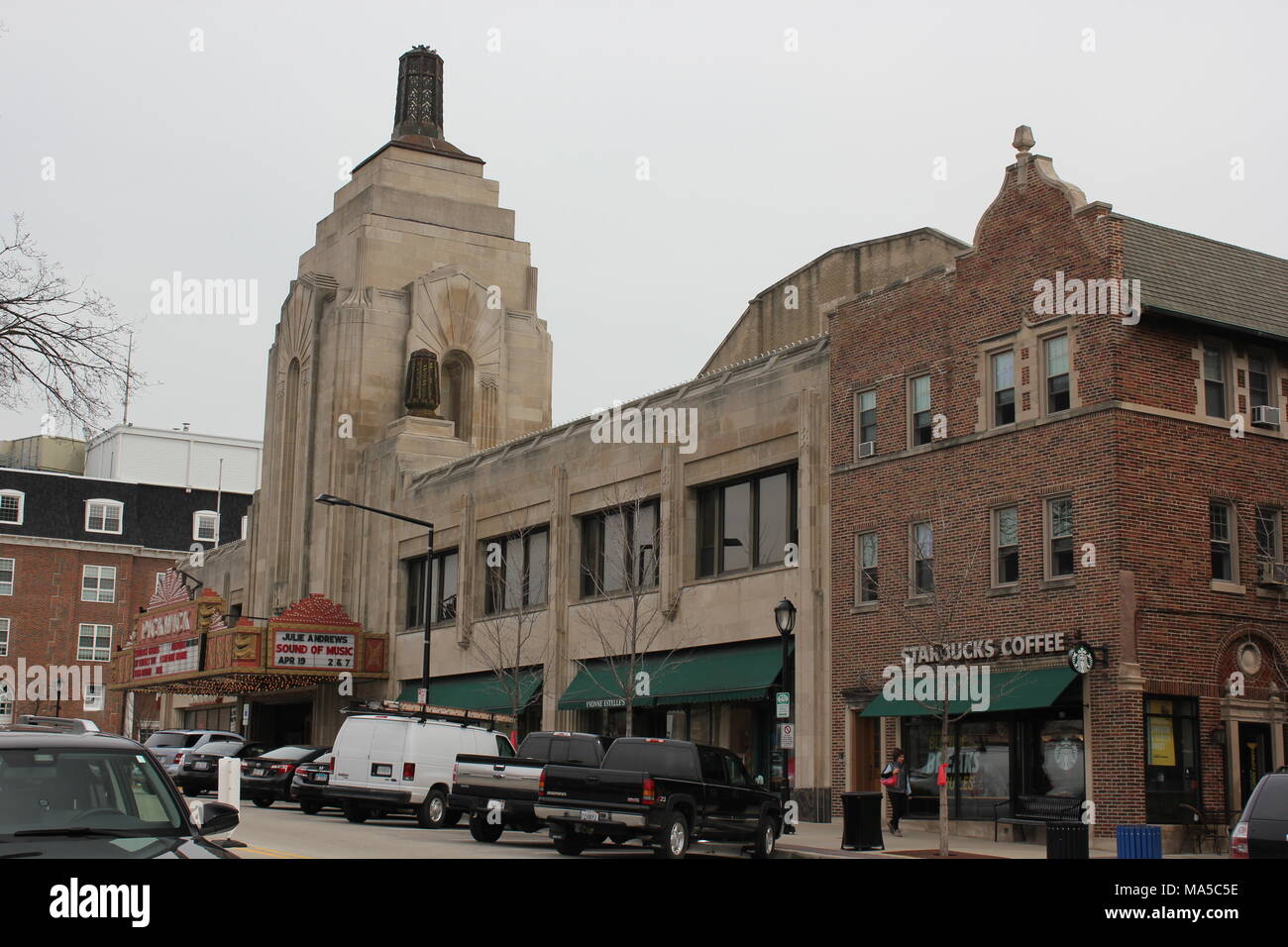 Kleine Stadt Straßenbild von Uptown Park Ridge, Illinois picturing Das historische Wahrzeichen Pickwick Theater und Starbucks. Stockfoto