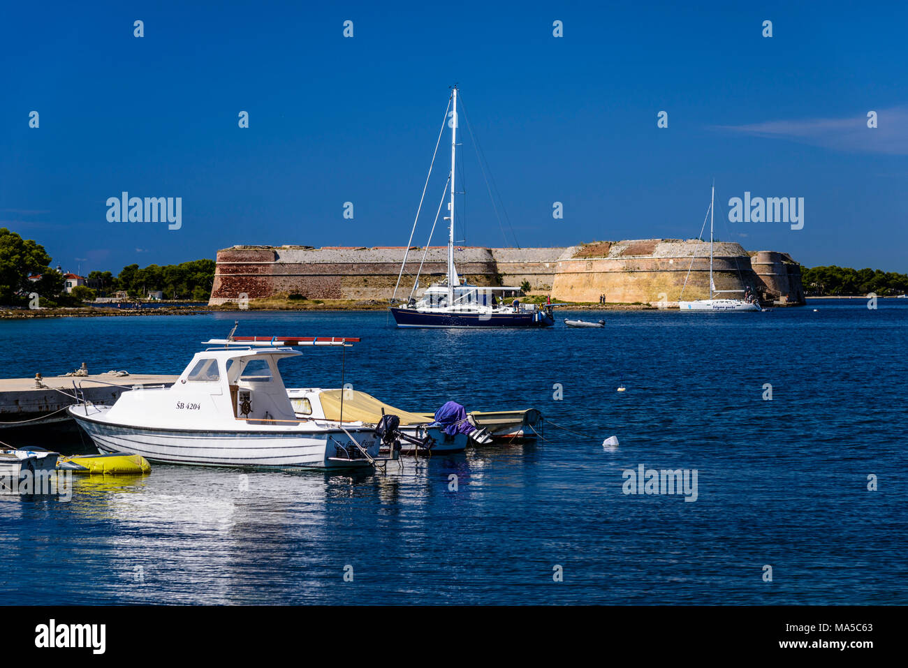 Kroatien, Dalmatien, Sukosan, Sveti Nikola Festung auf der Sveti Ante Kanal Stockfoto