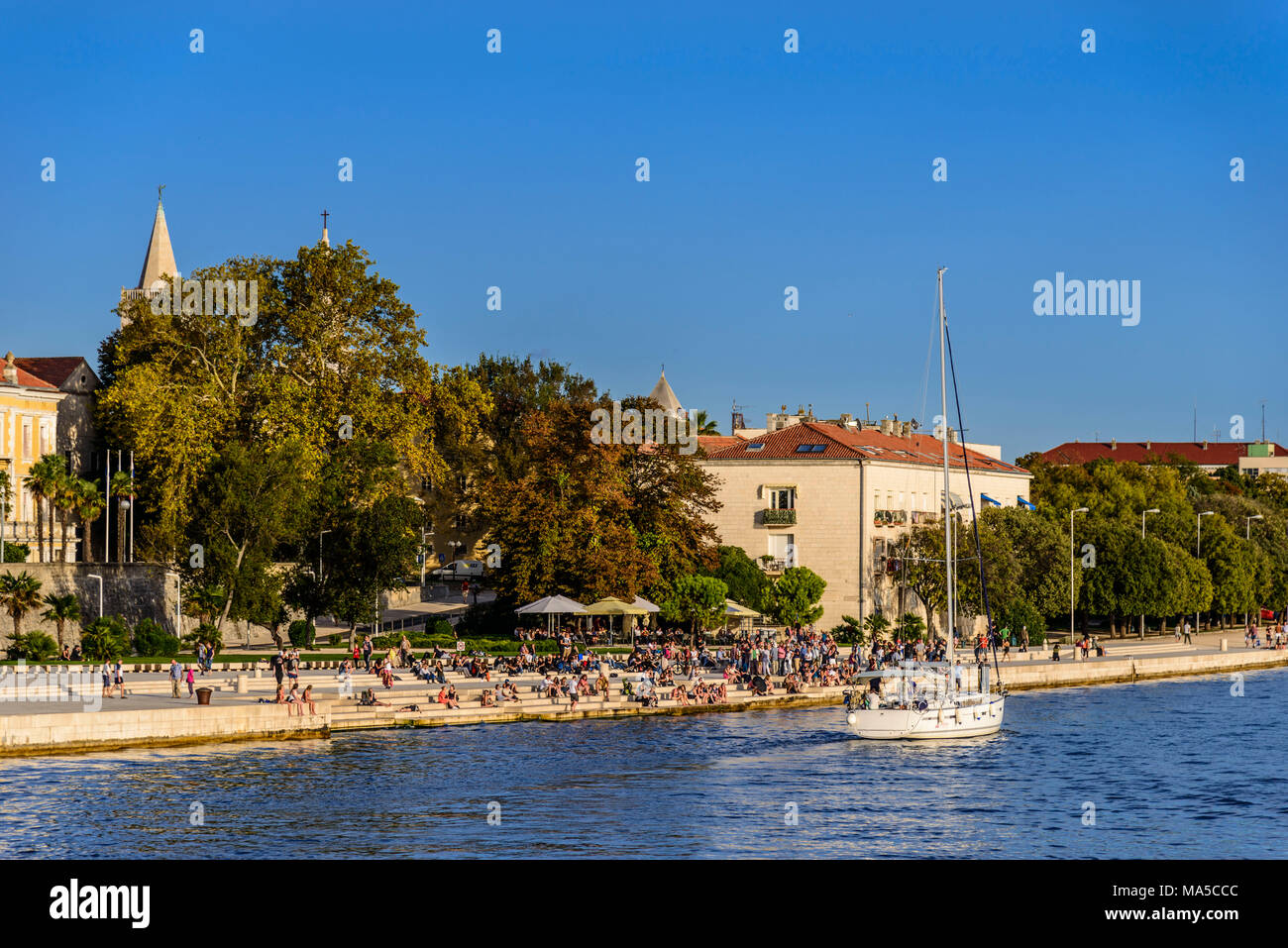 Kroatien, Dalmatien, Zadar, Promenade Nova Riva, Treppe am Meer Orgel, Architekt Nikola Basic, Blick von der Fähre Stockfoto