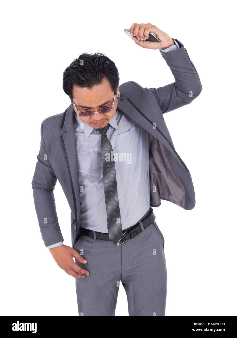 Sehr wütend Geschäftsmann wirft weg sein Handy auf weißem Hintergrund Stockfoto
