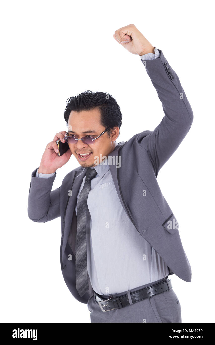 Happy Geschäftsmann sprechen auf dem Smartphone mit Arm angehoben auf weißem Hintergrund Stockfoto