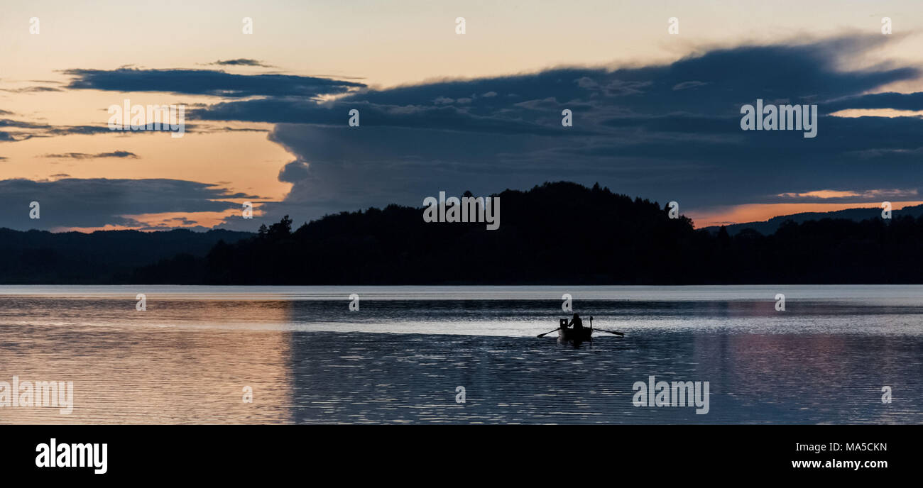 Ruderboot auf dem Staffelsee bei Sonnenuntergang Stockfoto