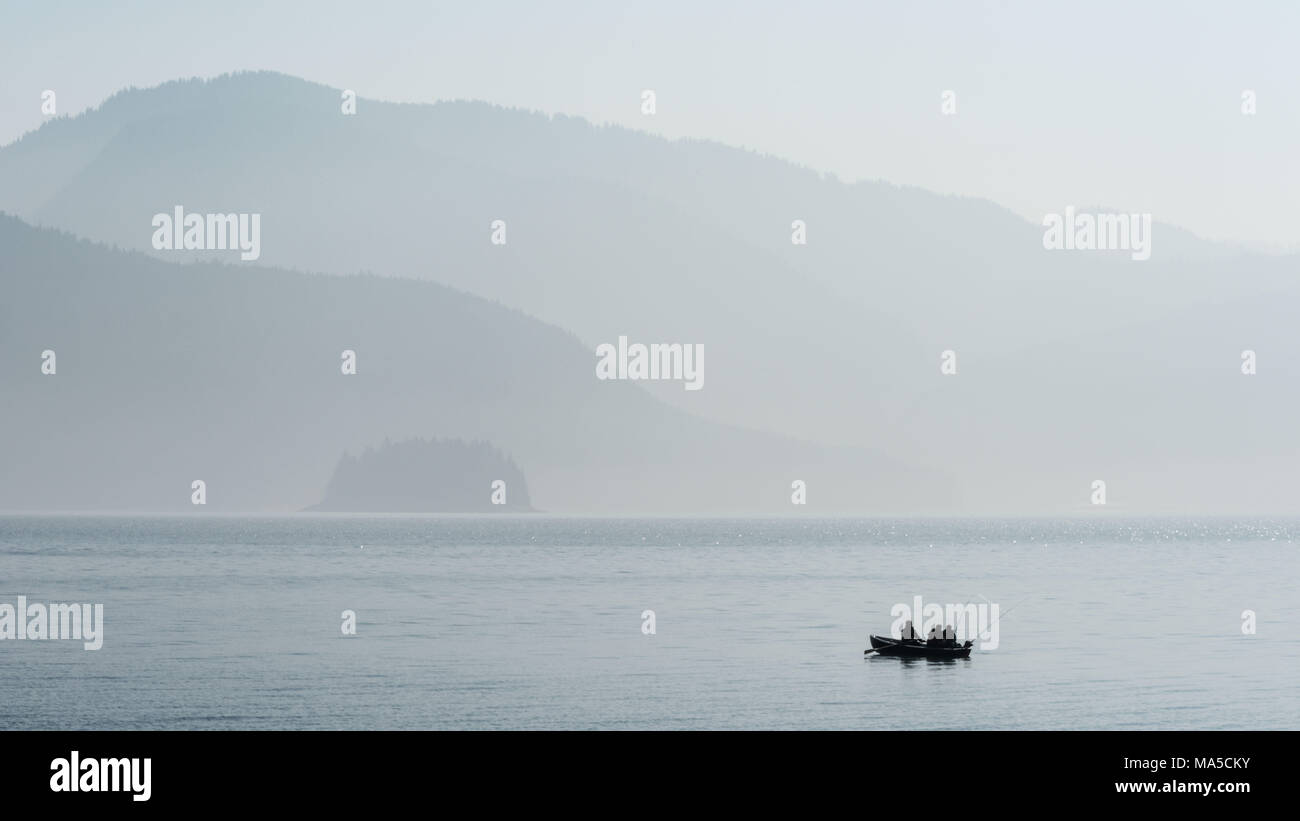 Drei Fischer in einem Boot auf den See Walchen/Walchensee in den frühen Morgenstunden Stockfoto
